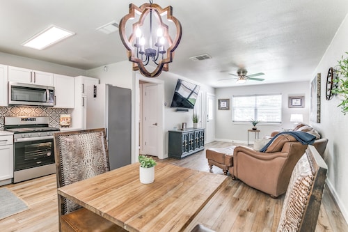 Charming 2-bedroom house in lovely Keller with WiFi, AC