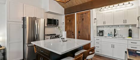 Réfrigérateur, four à micro-ondes, un four, surface de cuisson