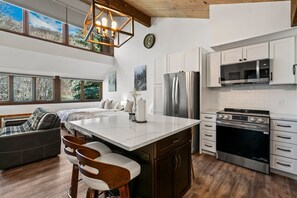 Frigorifero, microonde, forno, piano cottura