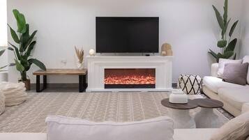 Älytelevisio, takka, pöytätennispöytä, kirjoja