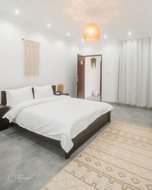 4 slaapkamers, een bureau, een strijkplank/strijkijzer, reisbedje