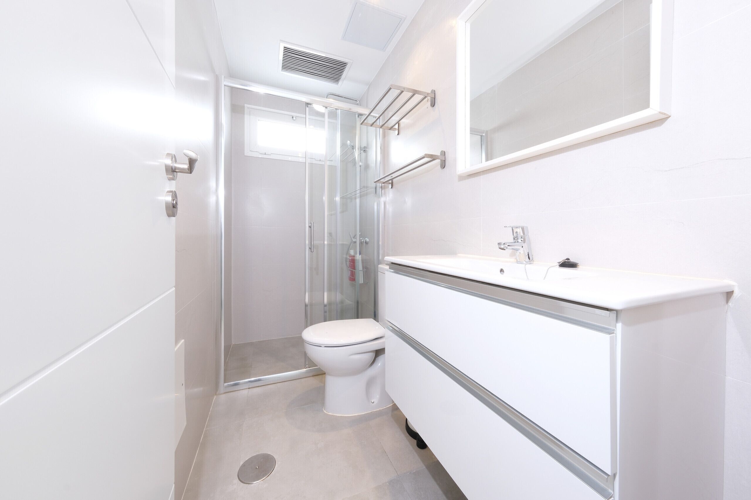 Ducha, secador de pelo, toallas y jabón