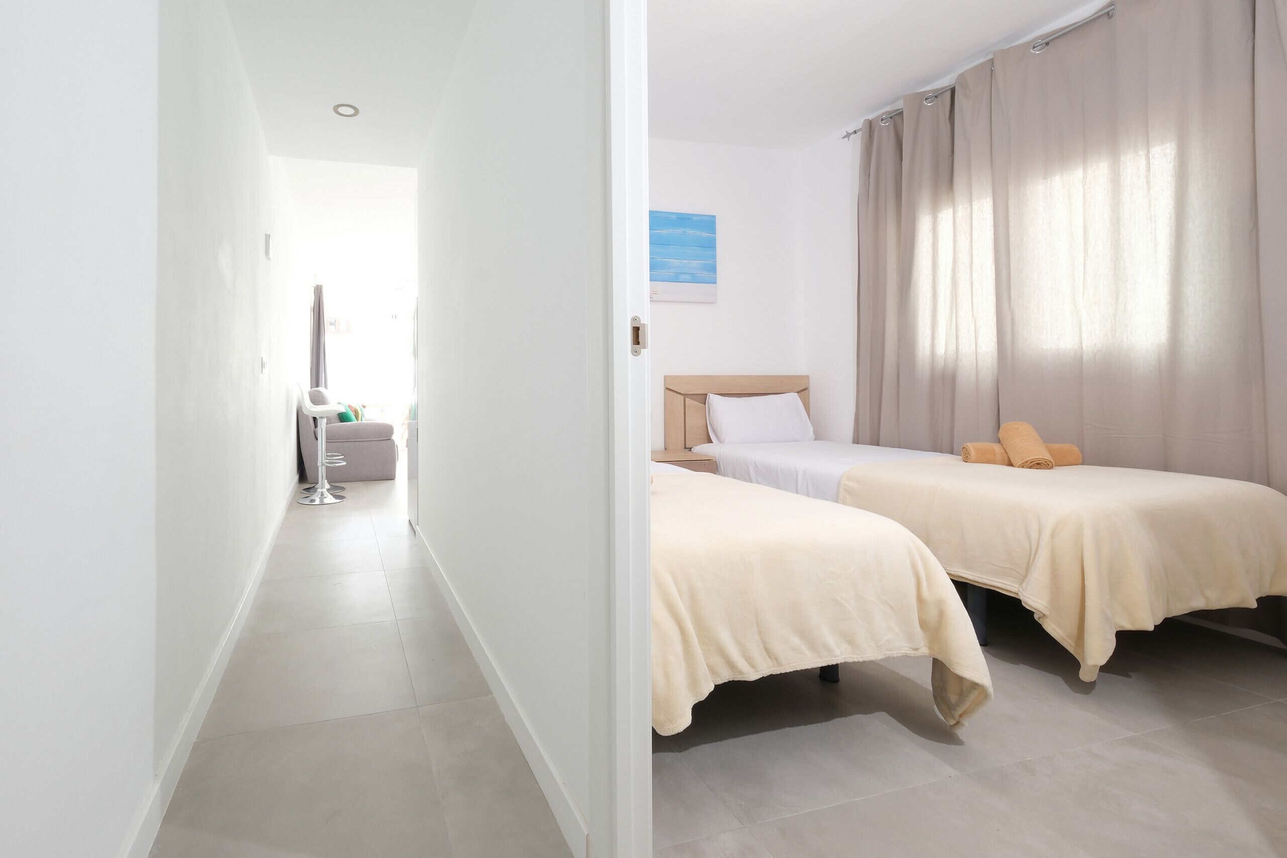 2 dormitorios, escritorio, tabla de planchar con plancha y cuna de viaje