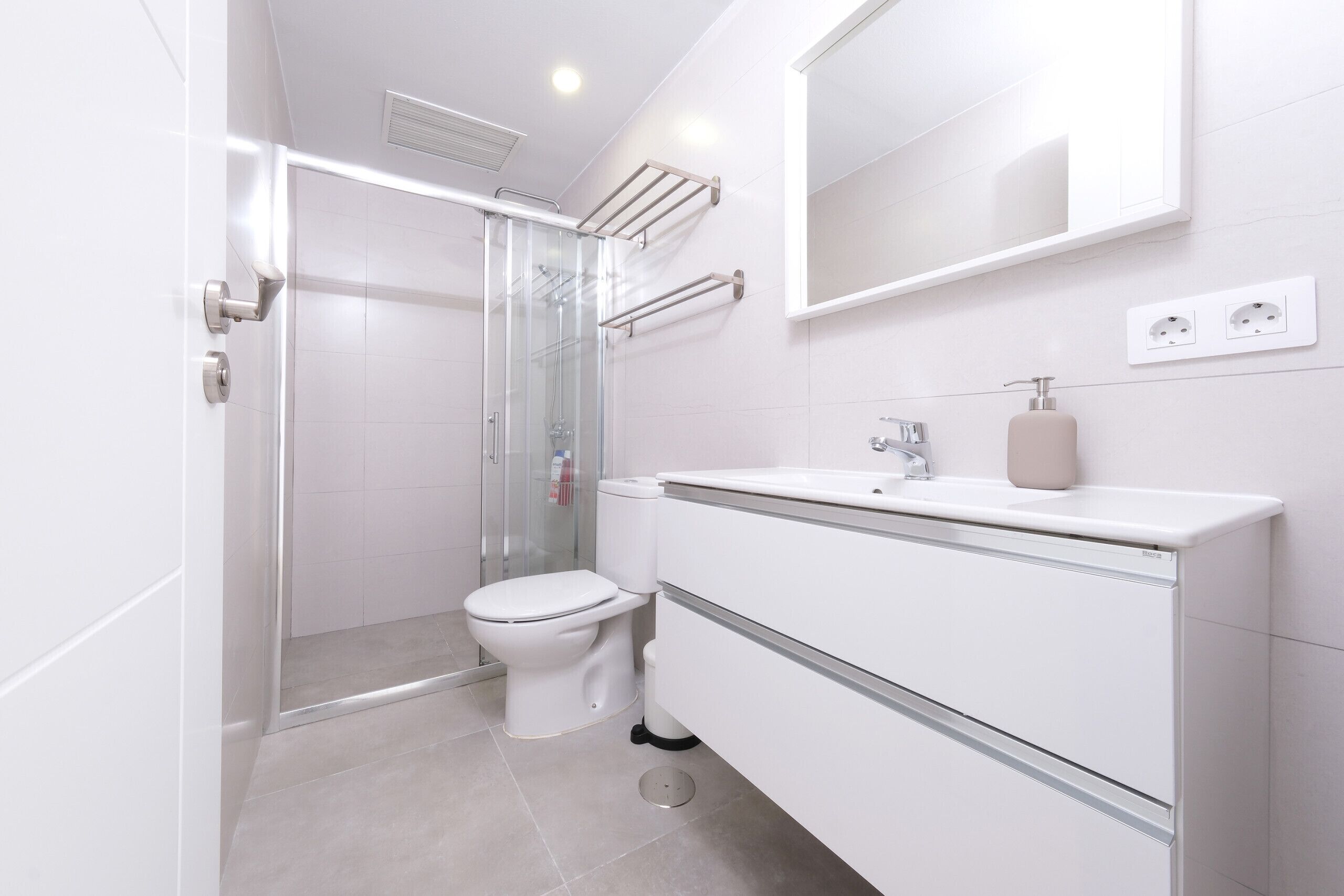 Ducha, secador de pelo, toallas y jabón