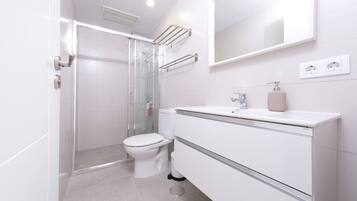 Ducha, secador de pelo, toallas y jabón