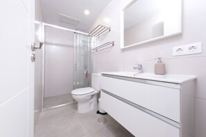 Bruser, hårtørrer, håndklæder, Sæbe