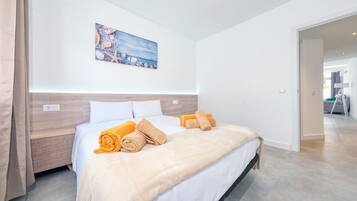 2 dormitorios, escritorio, tabla de planchar con plancha y cuna de viaje