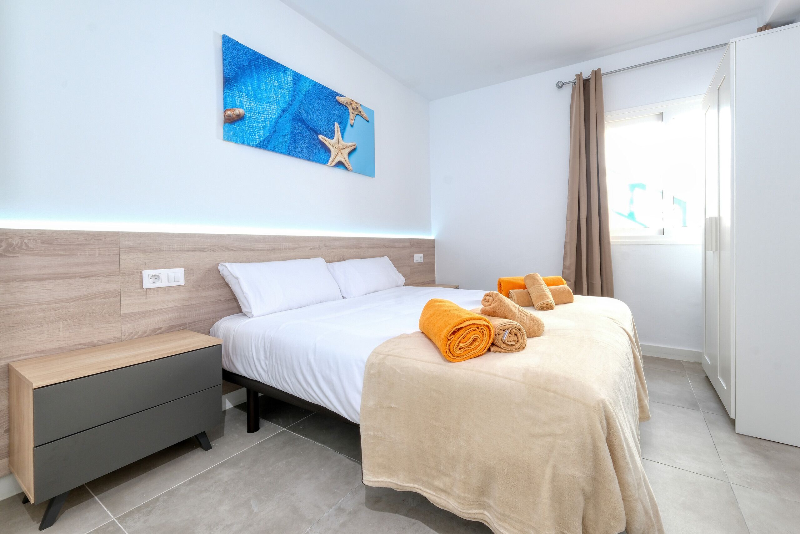 2 slaapkamers, een bureau, een strijkplank/strijkijzer, reisbedje