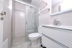 Douche, sèche-cheveux, serviettes fournies, savon