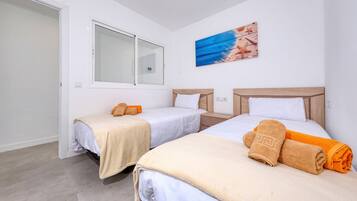 2 chambres, bureau, fer et planche Ă repasser, lit parapluie