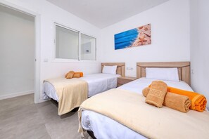 2 soveværelser, skrivebord, strygejern/strygebræt, weekendseng