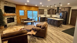 Una cocina moderna con una isla central, armarios de madera y un horno empotrado.
