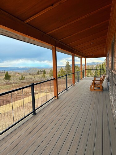 Luxury Mountain Lodge w/Hot Tub & Sierra Madre Views. Ride doorstep to trails!