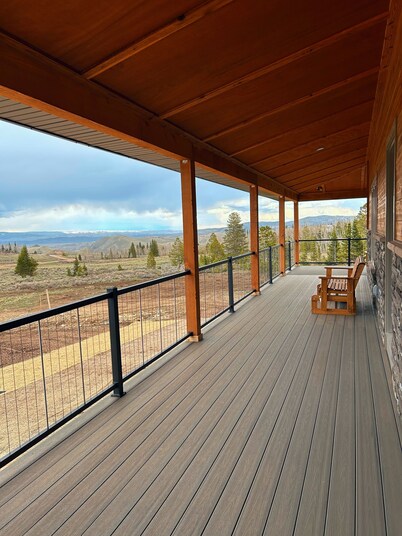 Luxury Mountain Lodge w/Hot Tub & Sierra Madre Views. Ride doorstep to trails!