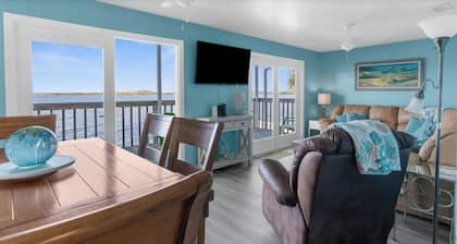 MANATEE COTTAGE: Gulf Front 2-bedroom house