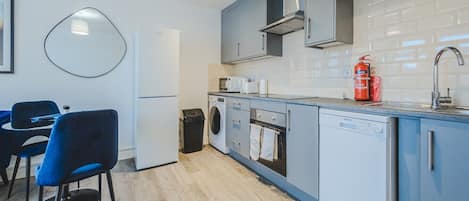Réfrigérateur, four à micro-ondes, un four, surface de cuisson