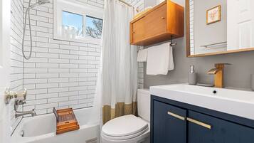 Regadera, secadora de cabello, toallas, jabón