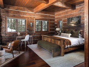 6 bedrooms, desk, iron/ironing board, travel cot - Two Home Compound - Sleeps 16 (Big Sky)