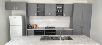 Modern Unit close to shops and services, public transport, the waterfront etc