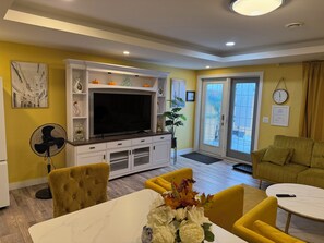 Smart TV - HOME AWAY FROM HOME (Winnipeg)