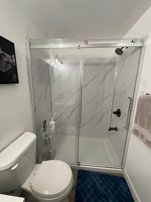 Een haardroger, handdoeken, zeep, shampoo