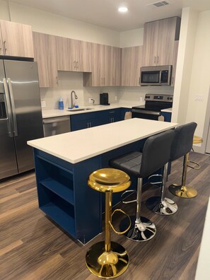 Micro-ondes, four, plaque de cuisson, lave-vaisselle