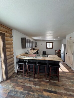 Fridge, microwave, oven, stovetop - Lake Louise, Alaska Retreat – Spacious 4-bedroom Lakefront Getaway. (glennallen)