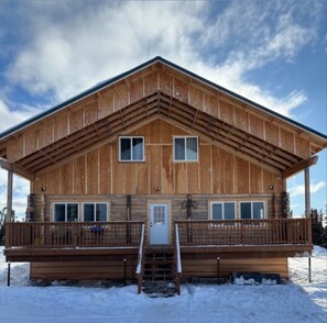 Exterior - Lake Louise, Alaska Retreat – Spacious 4-bedroom Lakefront Getaway. (glennallen)