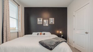 5 slaapkamers, een kluis op de kamer, een bureau