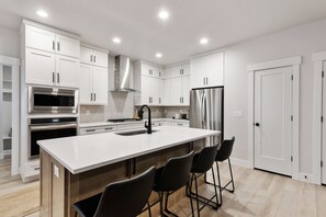 Een microgolfoven, een oven, een kookplaat, een vaatwasser