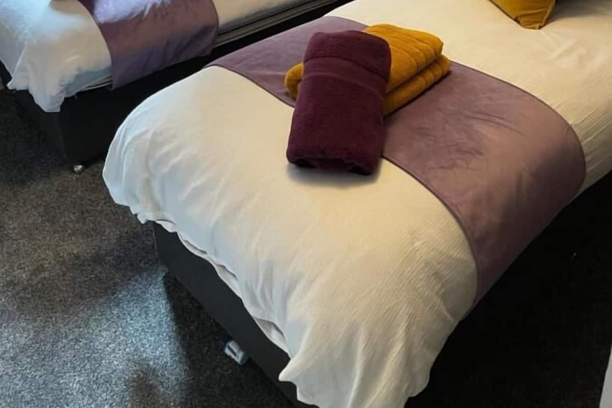 Quarto duplo standard, 2 camas de solteiro | Espaço de trabalho para notebook, Wi-Fi de cortesia, roupa de cama