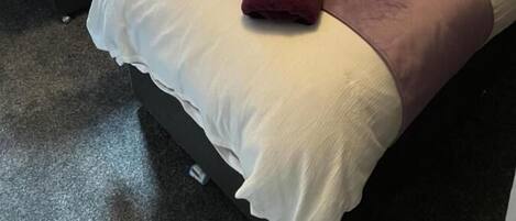 Espacio para trabajar con laptop, wifi gratis y ropa de cama