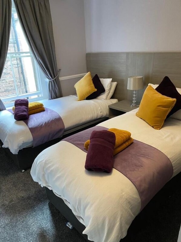 مساحة عمل للكمبيوتر المحمول وواي فاي مجانًا وملاءات أسرّة