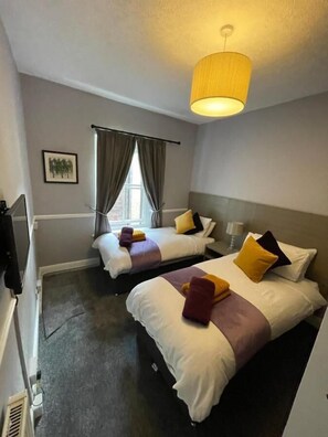 مساحة عمل للكمبيوتر المحمول وواي فاي مجانًا وملاءات أسرّة