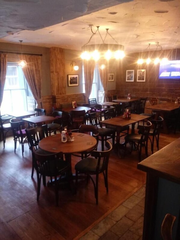 Family dining - OYO The Old Victoria (Penrith)