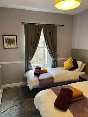Standard Twin Room, 2 Twin Beds | Laptop workspace, free WiFi, bed sheets - OYO The Old Victoria (Penrith)