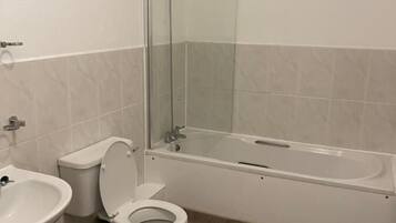 Standard Twin Room, 2 Single Beds | Bathroom | Free toiletries, towels, toilet paper