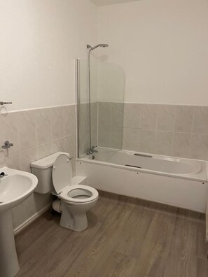 Standard Twin Room, 2 Twin Beds | Bathroom | Free toiletries, towels, toilet paper - OYO The Old Victoria (Penrith)