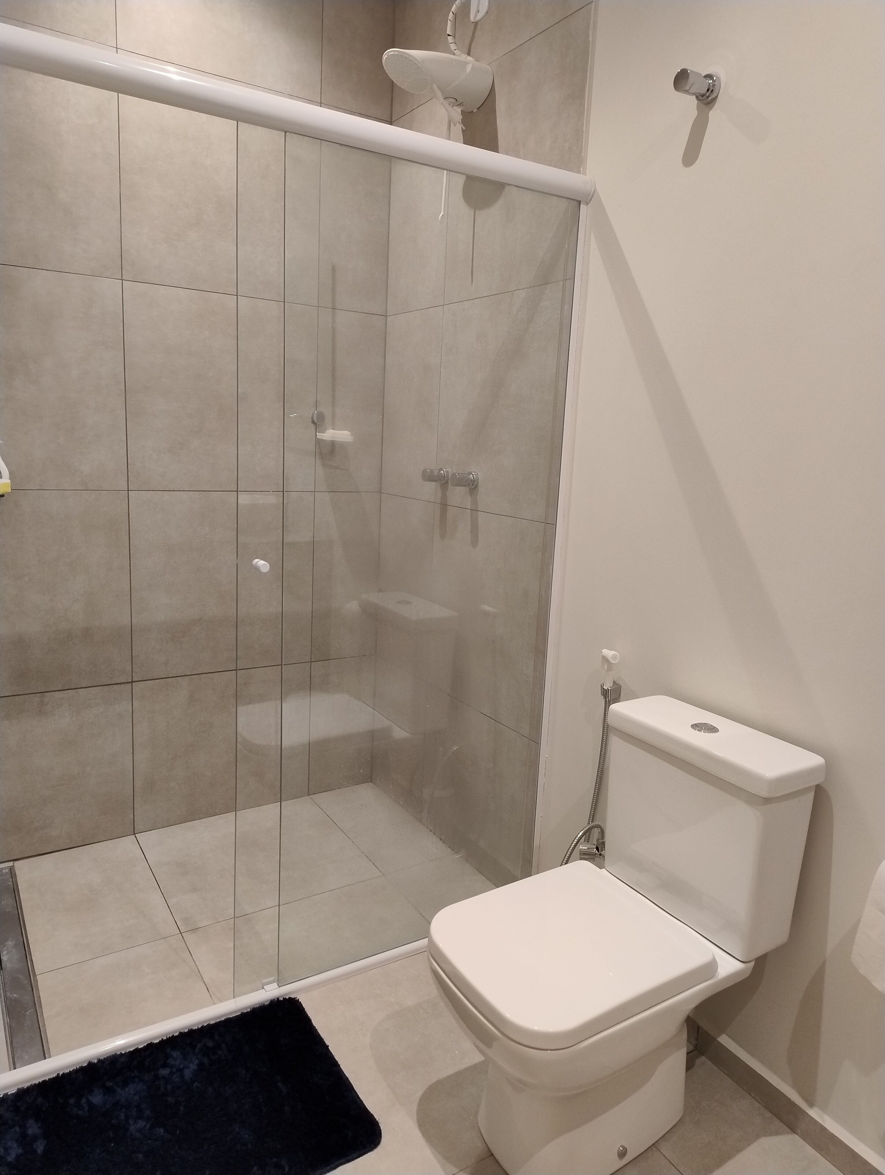 Haartrockner, Handtücher, Seife, Toilettenpapier