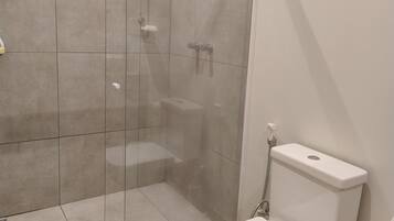 Haartrockner, Handtücher, Seife, Toilettenpapier