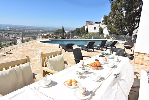 Exclusive villa in Mas Fumats, Roses, with private pool and spectacular panoramic views of the bay and the Mediterranean.