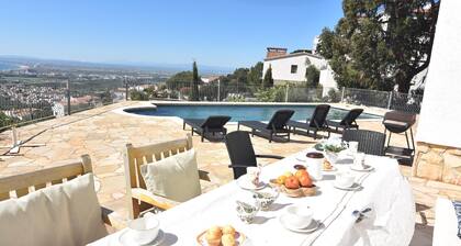 Exclusive villa in Mas Fumats, Roses, with private pool and spectacular panoramic views of the bay and the Mediterranean.