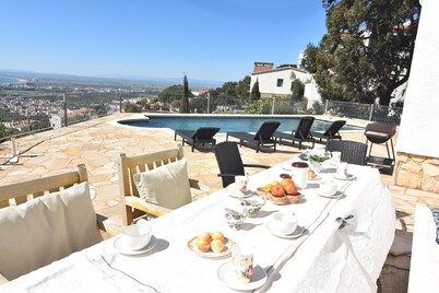 Exclusive villa in Mas Fumats, Roses, with private pool and spectacular panoramic views of the bay and the Mediterranean.