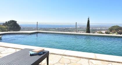 Exclusive villa in Mas Fumats, Roses, with private pool and spectacular panoramic views of the bay and the Mediterranean.