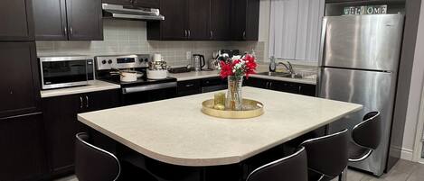 Refrigerador, microondas, horno, placa de cocina