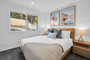 4 dormitorios, escritorio, tabla de planchar con plancha y cuna de viaje