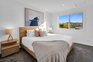 4 bedrooms, desk, iron/ironing board, travel cot - Simply Stunning Holiday Views! (Legana)