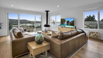 TV, fireplace, offices