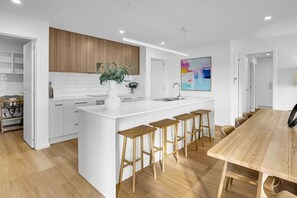 Réfrigérateur, four à micro-ondes, un four, surface de cuisson