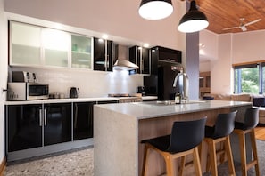 Réfrigérateur, four à micro-ondes, un four, surface de cuisson
